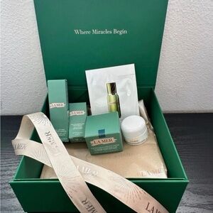 La Mer Skincare Gift Set - Green & Cream Accents